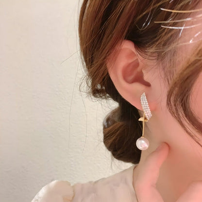 Lily – Böjda örhängen med hängande pärldetalj